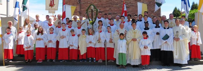 Die große Gruppe der Priester und Messdiener vor der St. Elisabeth-Kirche in Kesselstadt. Neupriester Thorstein Thomann ganz vorne mit zwei Messdienern
